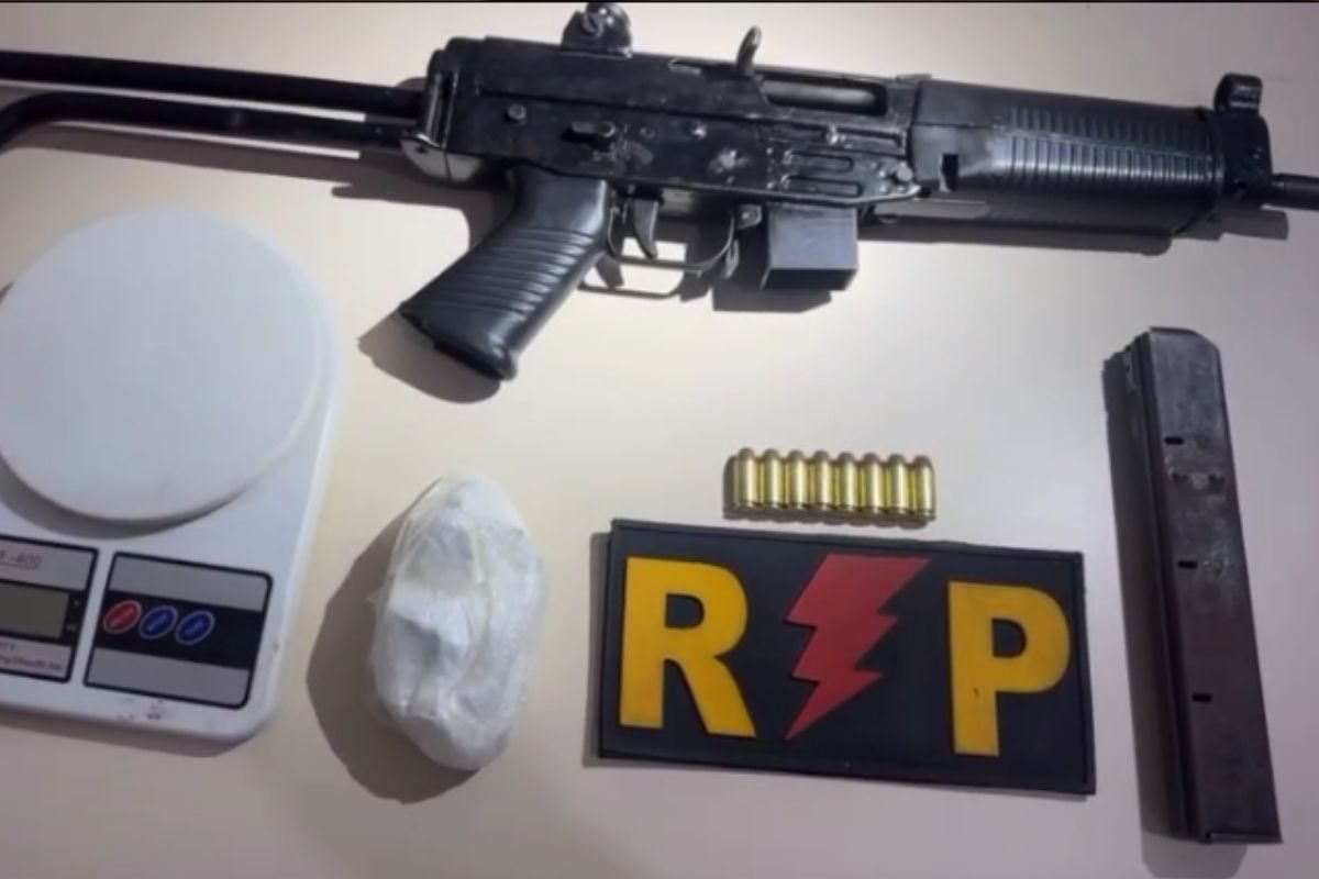 Polícia Militar apreende submetralhadora, munições e drogas em ação no bairro Potengi, Zona Norte de Natal. Uma mulher foi conduzida à delegacia.