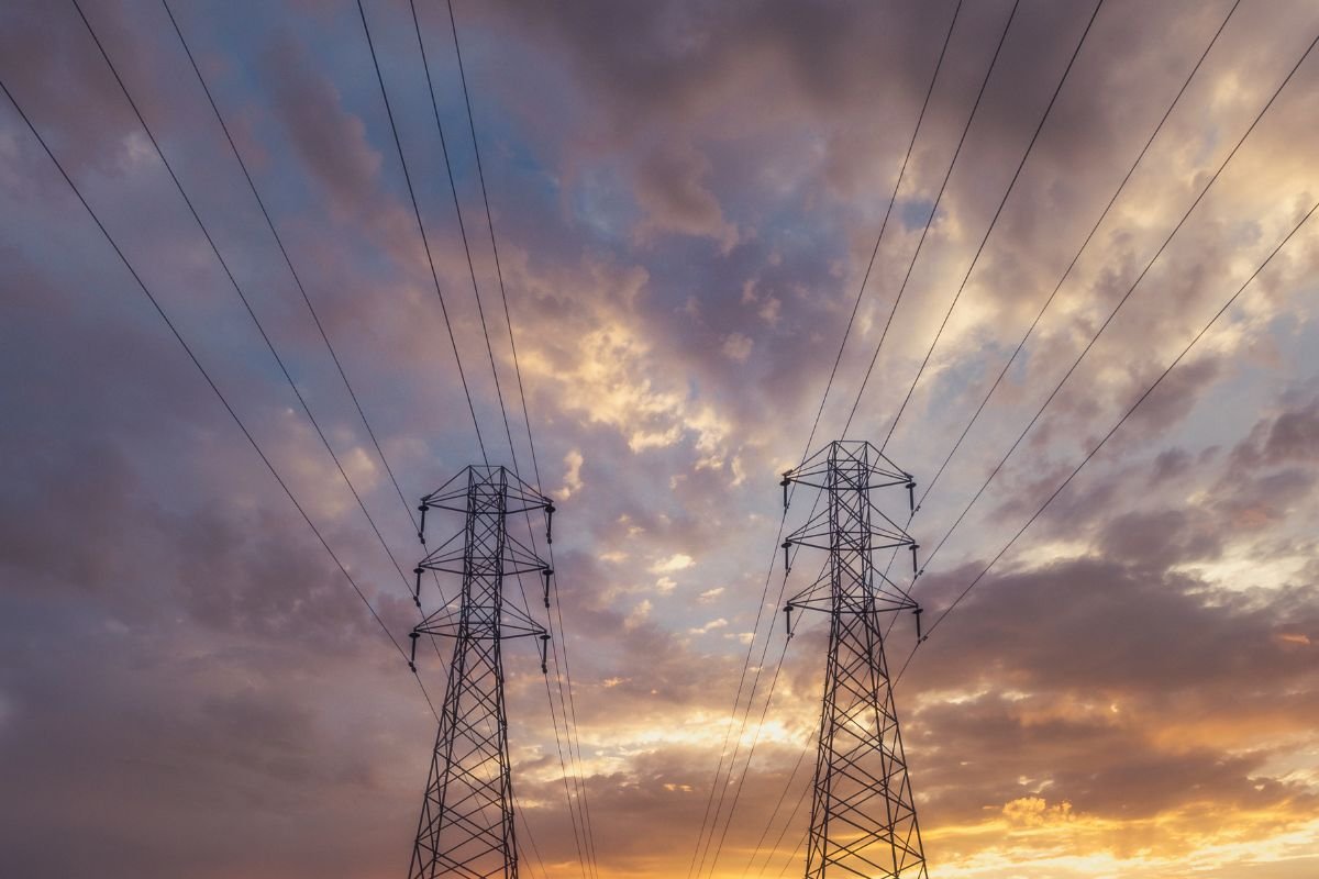 Incêndio em subestação no Paraná causou pane no sistema elétrico e interrompeu cerca de 10 mil megawatts de carga em todas as regiões do Brasil.