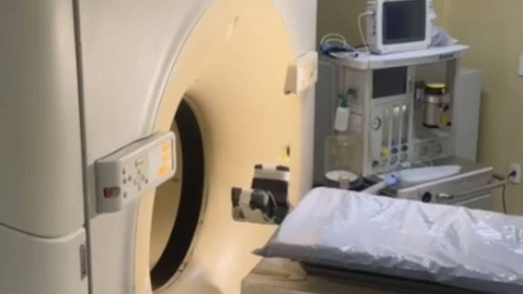 Tomógrafo do Hospital Walfredo Gurgel está sem funcionar desde o fim de semana após falhas causadas por quedas de energia. Equipamento deve voltar na sexta.