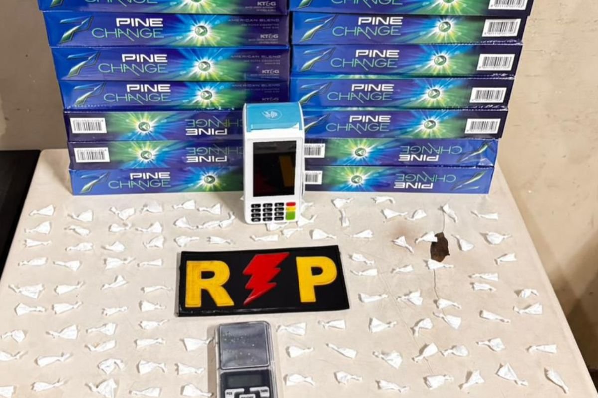 Policiais do 4º Batalhão prendem homem por tráfico no bairro Lagoa Azul, apreendendo 110 porções de cocaína e materiais usados no crime.