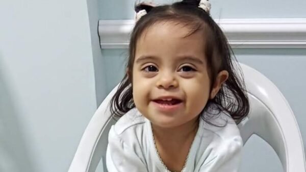 Família de Natal cria vaquinha para manter tratamento de Letícia, de 6 anos, com Síndrome de Down e leucemia. Menina sobreviveu a duas paradas cardíacas.