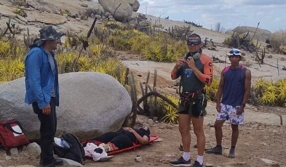 Mulher resgatada durante trilha em Triunfo Potiguar após sofrer fratura