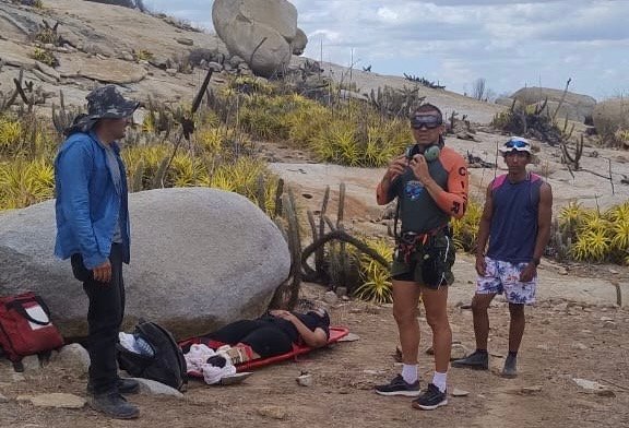 Mulher resgatada durante trilha em Triunfo Potiguar após sofrer fratura