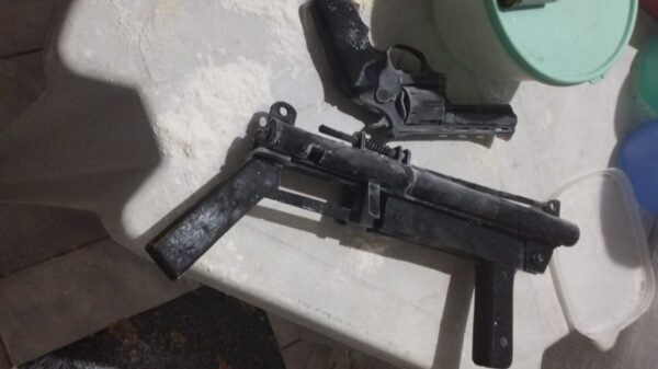Polícia encontra armas escondidas em geladeira durante operação na Grande Natal. Mulher foi levada à delegacia e o caso será investigado.