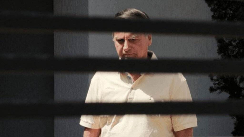 Cirurgia de Bolsonaro foi indicada pela Polícia Federal após perícia apontar hérnia inguinal bilateral e piora do quadro causada por soluços persistentes.