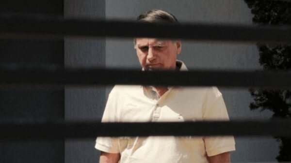 Moraes determina que Bolsonaro inicie o cumprimento da pena de 27 anos na PF em Brasília. Ex-presidente já está preso desde sábado (22).