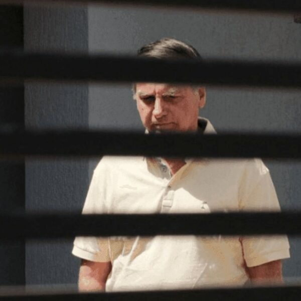 Cirurgia de Bolsonaro foi indicada pela Polícia Federal após perícia apontar hérnia inguinal bilateral e piora do quadro causada por soluços persistentes.