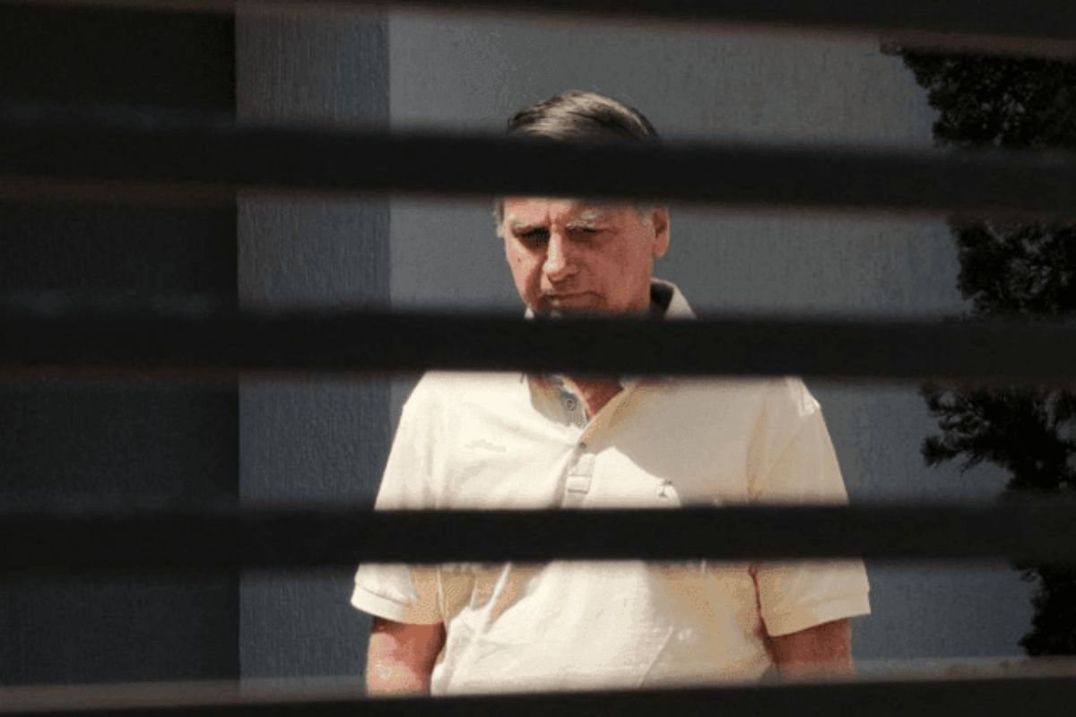 Moraes determina que Bolsonaro inicie o cumprimento da pena de 27 anos na PF em Brasília. Ex-presidente já está preso desde sábado (22).