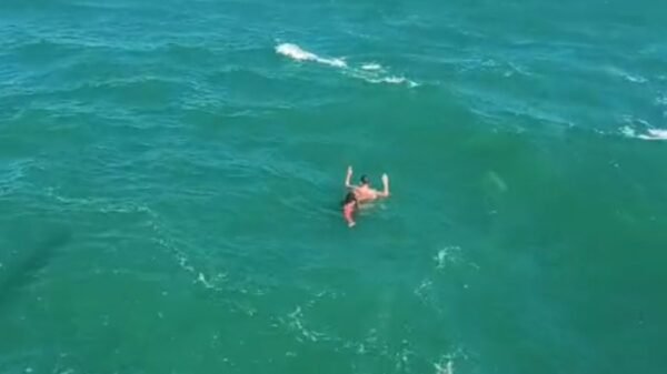 Homem de 25 anos foi resgatado de afogamento em alto mar na praia da Redinha, em Natal, por equipe do CIOPAER com o helicóptero Potiguar 01.