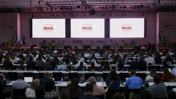 Governadora Fátima Bezerra propõe criação de fundo para recuperar áreas degradadas e conservar a Caatinga durante a COP-30, em Belém.