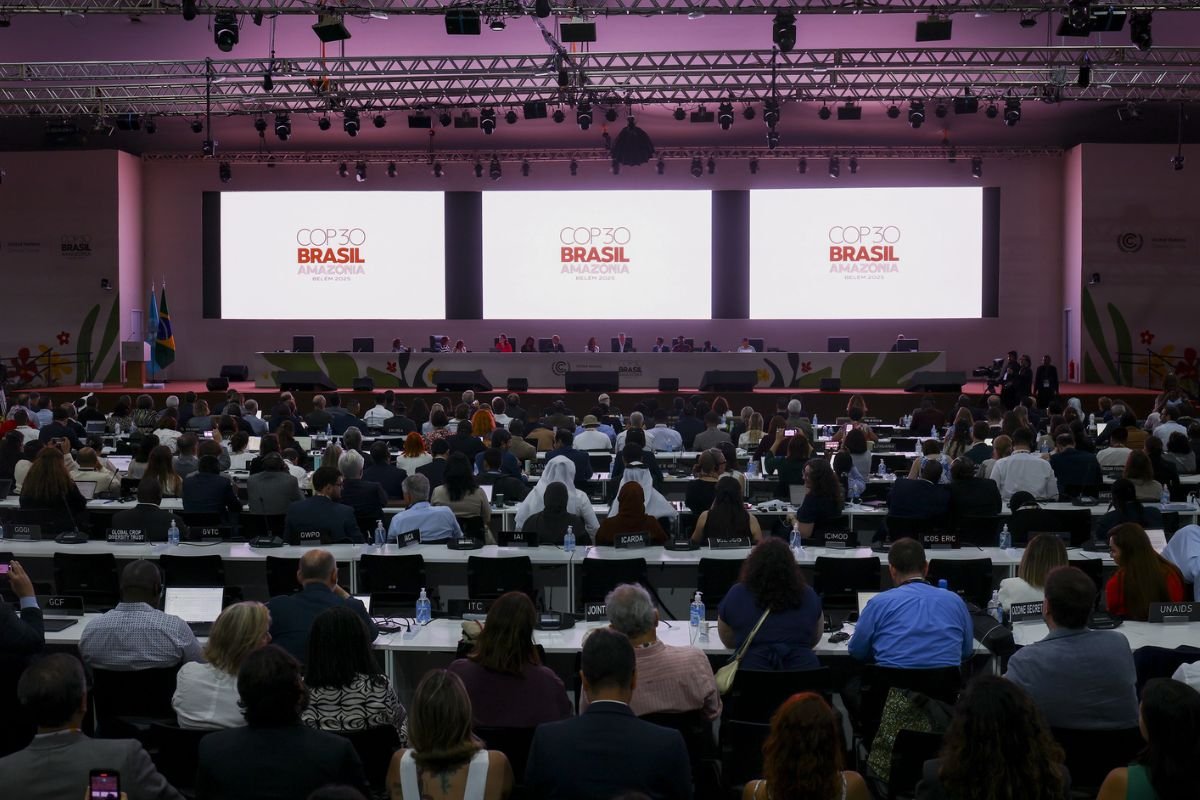Governadora Fátima Bezerra propõe criação de fundo para recuperar áreas degradadas e conservar a Caatinga durante a COP-30, em Belém.
