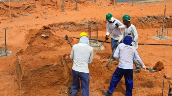 Caixa d’água de 140 m³ começa a ser construída em Alcaçuz para resolver o desabastecimento. Obra usa mão de obra de internos e será concluída em quatro meses.