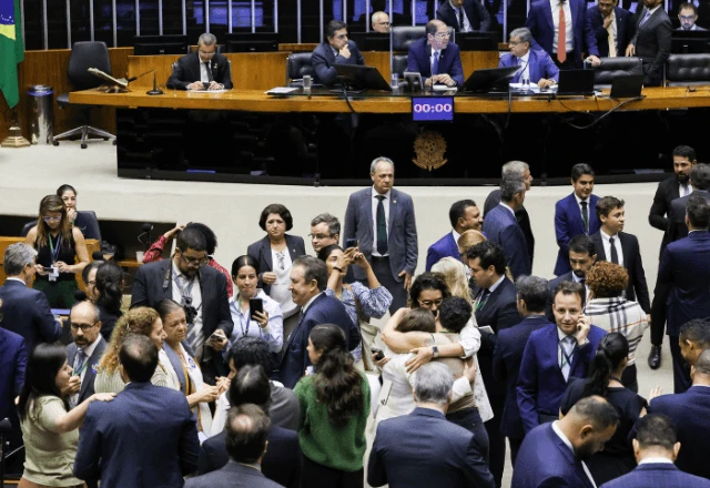 Deputados Federais comemorando a aprovação da lei.
