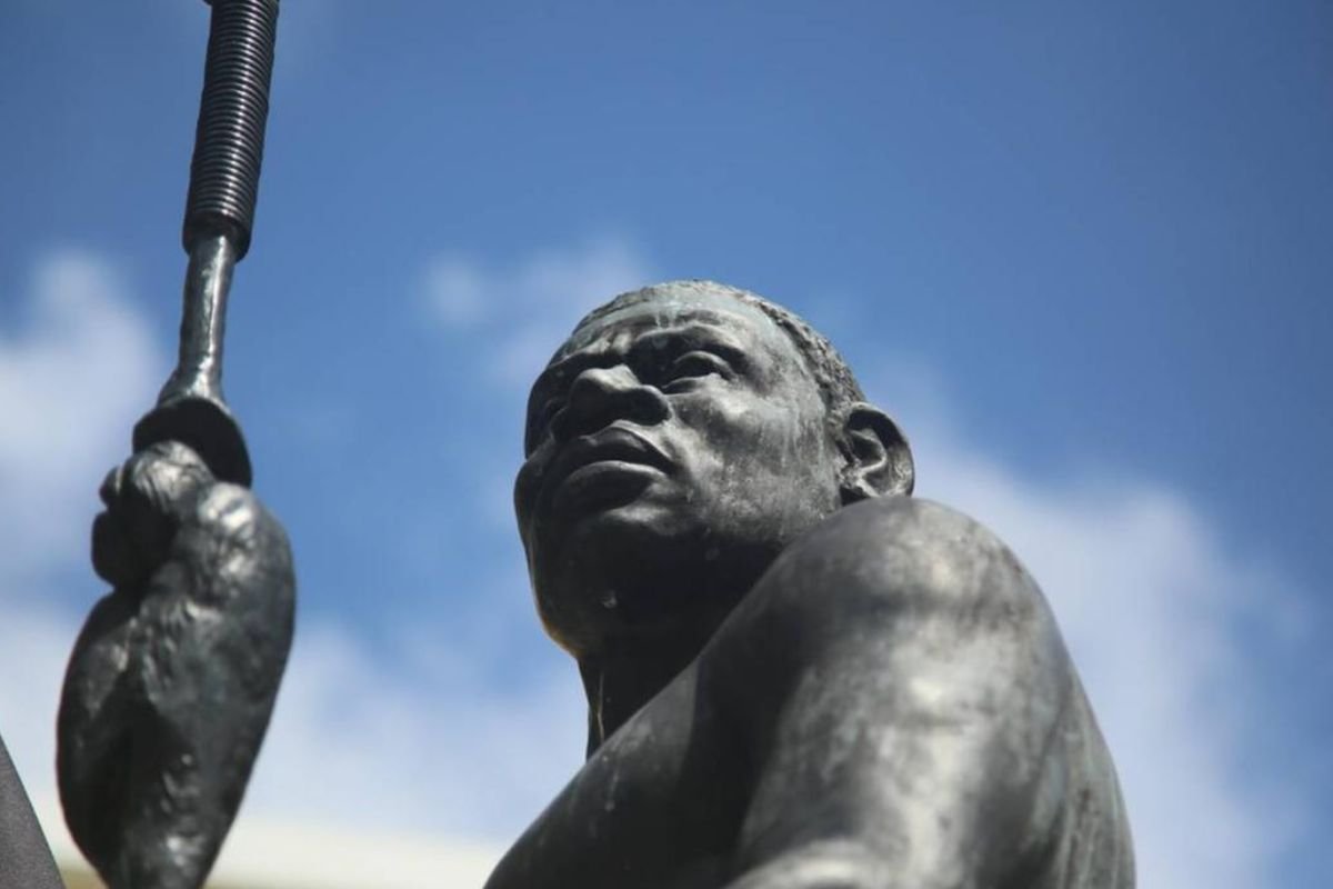 A origem do feriado da Consciência Negra remonta a 1971, quando jovens gaúchos criaram o 20 de novembro como dia de reflexão sobre a luta do povo negro. A data virou feriado nacional apenas em 2023.