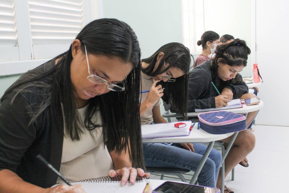 Seis pacientes acolhidos pela Casa Durval Paiva farão a prova na instituição. Em todo o Brasil, o Enem será aplicado em mais de 10 mil locais de prova.