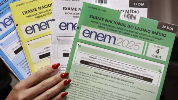 Inep anula três questões do Enem após suspeita de vazamento identificado em live. Autarquia reforça que demais itens continuam válidos.
