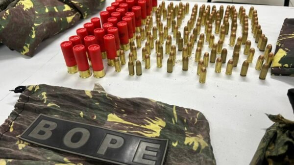 A Operação Farol Seguro prendeu 16 pessoas e bloqueou R$ 72 milhões em ação integrada contra facções na Zona Leste de Natal, com foco em Mãe Luíza.