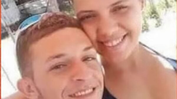 Feminicídio em Parnamirim é investigado após casal ser encontrado morto em condomínio. Polícia apura se houve suicídio e busca arma desaparecida.