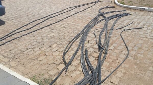 Criminosos cortam cabos elétricos da Caern em Itajá e deixam oito cidades sem água. Equipes trabalham para recuperar o sistema em até 72 horas.