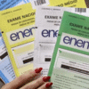 Enem 2025 teve 70% de participação e gabaritos do 2º dia serão divulgados em 20 de novembro. Reaplicação ocorre em 16 e 17 de dezembro.