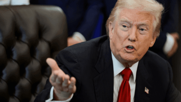 Donald Trump assina ordem executiva retirando tarifa de produtos agrícolas brasileiros.