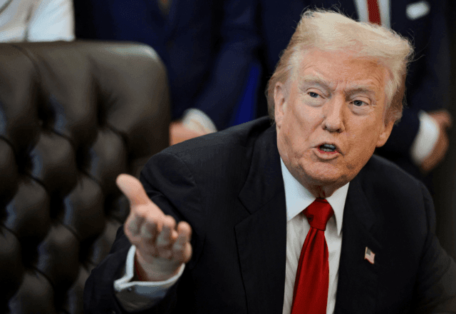 Donald Trump assina ordem executiva retirando tarifa de produtos agrícolas brasileiros.