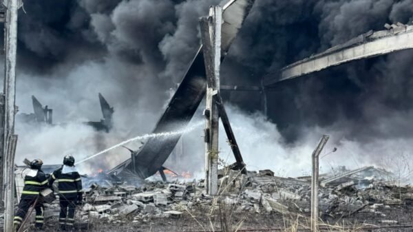 Um incêndio atingiu um galpão abandonado com pneus em Macaíba. Bombeiros atuam com quatro equipes e protegem a UPA próxima. Não há feridos.