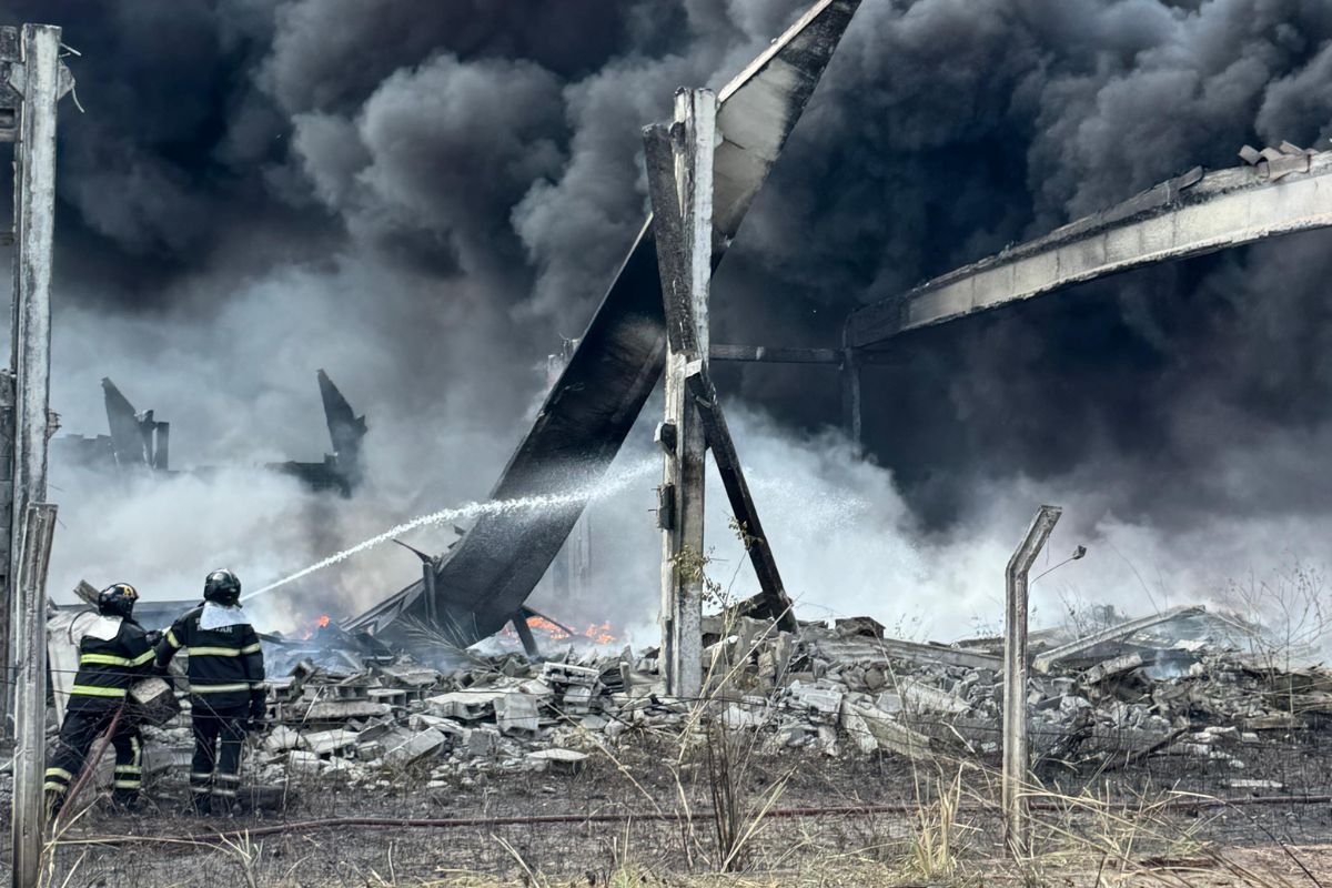 Um incêndio atingiu um galpão abandonado com pneus em Macaíba. Bombeiros atuam com quatro equipes e protegem a UPA próxima. Não há feridos.