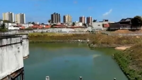 Moradores protestam contra o mau cheiro na Lagoa Nezinho Alves, em Nova Parnamirim, e cobram solução definitiva da prefeitura para o problema.