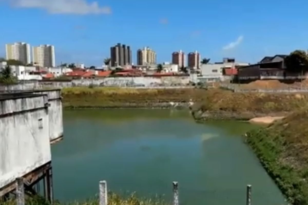 Moradores protestam contra o mau cheiro na Lagoa Nezinho Alves, em Nova Parnamirim, e cobram solução definitiva da prefeitura para o problema.