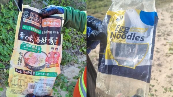 Garrafas e embalagens com inscrições asiáticas aparecem nas praias de Natal e reforçam o alerta sobre a poluição global dos oceanos.