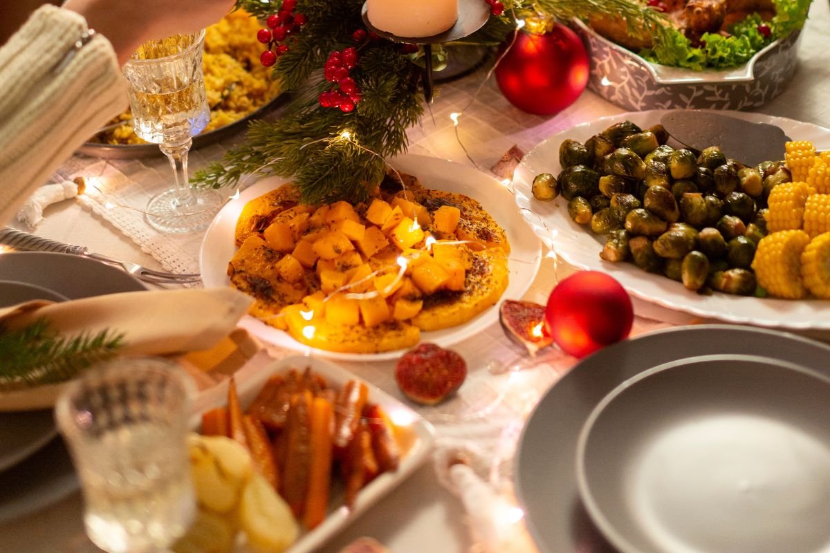 Cesta de Natal deve ficar 4,53% mais cara em 2025, segundo a Fipe. Peru, azeitona e bombons lideram altas; azeite tem queda de 23%.