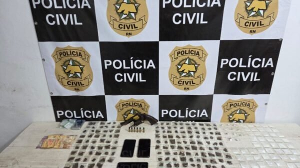 A Operação Liberdade prendeu três homens e apreendeu dois adolescentes suspeitos de tráfico de drogas na praia de Pipa, em Tibau do Sul, nesta terça (25).