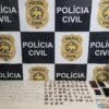A Polícia Civil prendeu quatro suspeitos e apreendeu drogas e um simulacro de fuzil durante a Operação Liberdade, em Tibau do Sul.