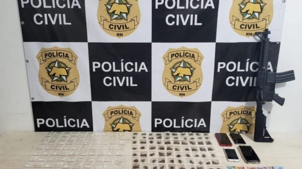 A Polícia Civil prendeu quatro suspeitos e apreendeu drogas e um simulacro de fuzil durante a Operação Liberdade, em Tibau do Sul.