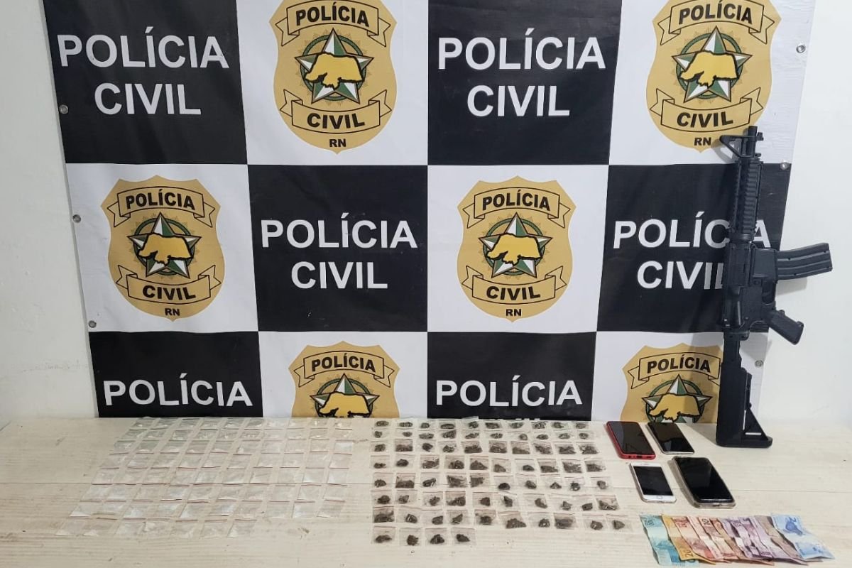 A Polícia Civil prendeu quatro suspeitos e apreendeu drogas e um simulacro de fuzil durante a Operação Liberdade, em Tibau do Sul.