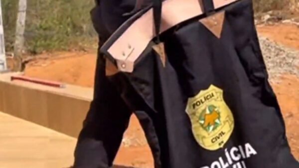 A Polícia Civil deflagrou a Operação Mala Fortuna e bloqueou R$ 700 mil de influenciadores suspeitos de rifas ilegais em São Miguel. Investigações continuam.