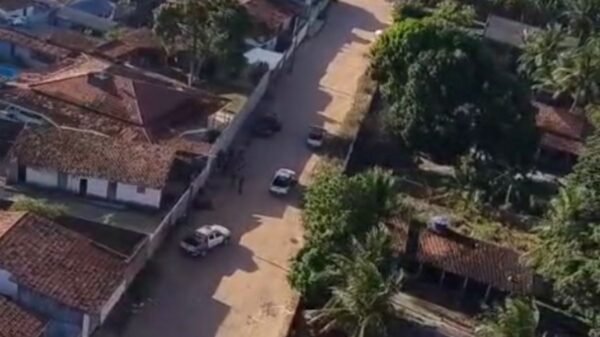 Helicóptero Potiguar 01 apoia ação da PM e ajuda a recuperar caminhonete roubada em Parnamirim. Suspeito foi preso minutos após o crime.