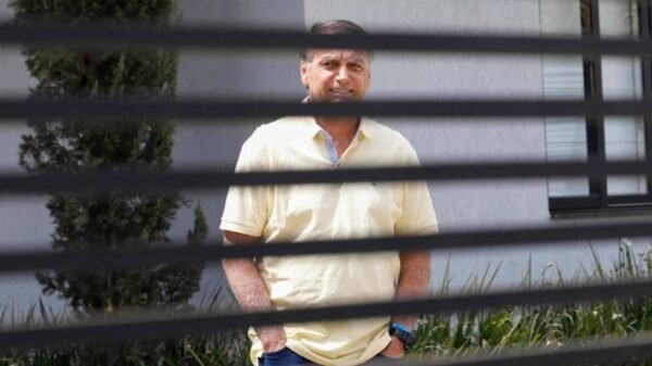 A prisão de Bolsonaro ocorreu neste sábado (22), após decisão do STF. A PF cumpriu mandado preventivo e levou o ex-presidente para exame na capital.