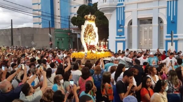 Procissão altera trânsito no Centro de Natal nesta sexta (21). STTU fará interdições temporárias e rotas alternativas são recomendadas aos motoristas.