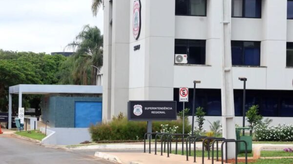 Moraes determina o início das penas da trama golpista. Veja onde Bolsonaro e demais condenados vão cumprir prisão, incluindo militares e ex-ministros.