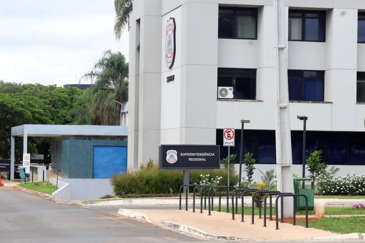 Moraes determina o início das penas da trama golpista. Veja onde Bolsonaro e demais condenados vão cumprir prisão, incluindo militares e ex-ministros.