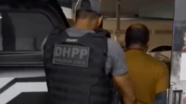 Suspeito de envolvimento na morte de Paula Nayara se apresenta à Polícia Civil em Natal; ele tinha mandado de prisão preventiva por crime em Ceará-Mirim.