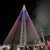 Público reunido no acendimento da Árvore de Mirassol durante a abertura do Natal em Natal.