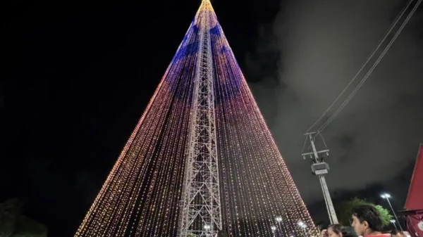Público reunido no acendimento da Árvore de Mirassol durante a abertura do Natal em Natal.