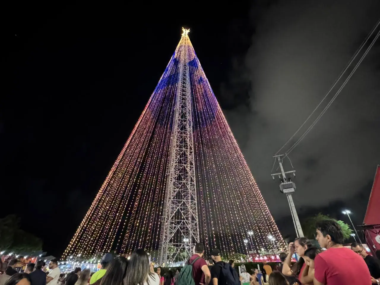 Público reunido no acendimento da Árvore de Mirassol durante a abertura do Natal em Natal.