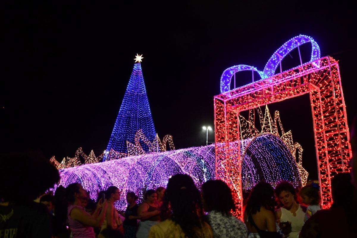 Polo Natalino da Zona Norte é inaugurado com árvore digital, túnel interativo, atrações culturais e iluminação inédita que transforma o Nélio Dias.