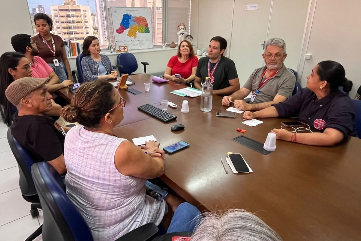 Sesap reforça diálogo com servidores da saúde em greve e afirma que mantém negociações contínuas desde a criação da Mesa SUS, em 2019.
