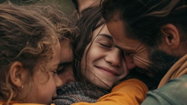 Senado aprova programa Cuidando de Quem Cuida, que oferece apoio psicológico e social a pais e mães atípicos. Proposta segue para a Câmara.