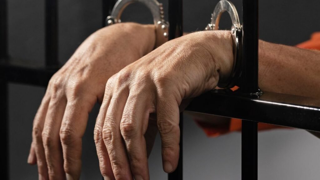 Senado aprova projeto que aumenta penas por crimes sexuais, prevê DNA de acusados e tornozeleira eletrônica em saídas do presídio.